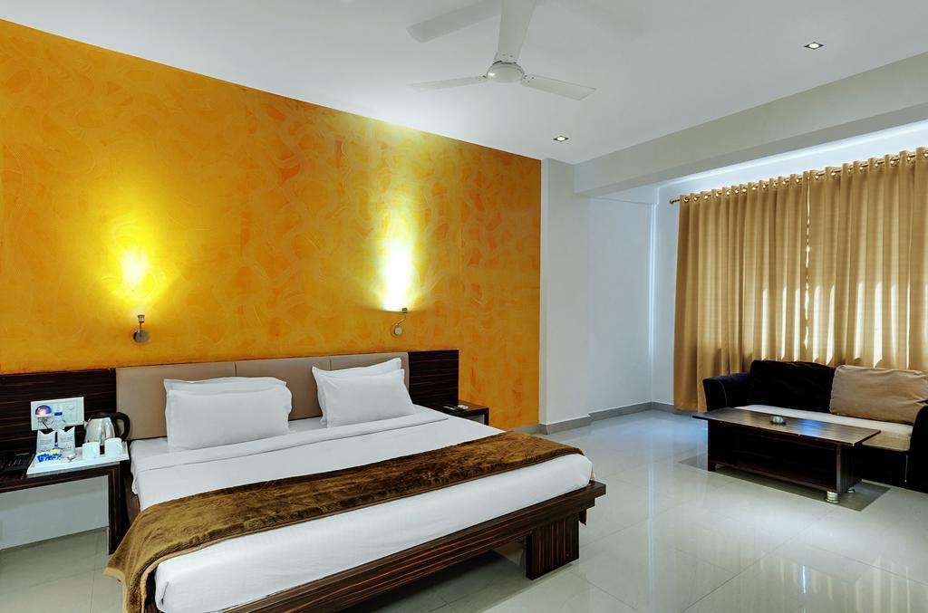 Hotel Balaji Central Ratlām Szoba fotó